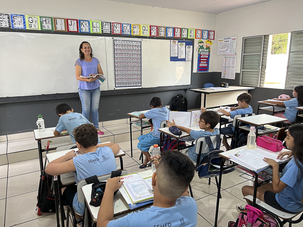 Gestão Adriane Lopes supera 1 mil chamamentos com 273 professores