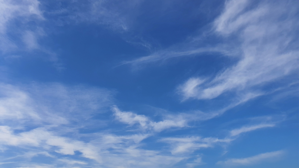 Dia de sol e clima seco em MS, com umidade variável exigindo atenção à saúde