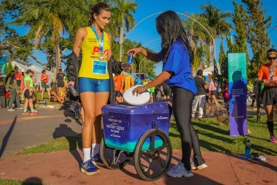 Águas Guariroba eleva experiência na Maratona de CG com chuveirão e área exclusiva