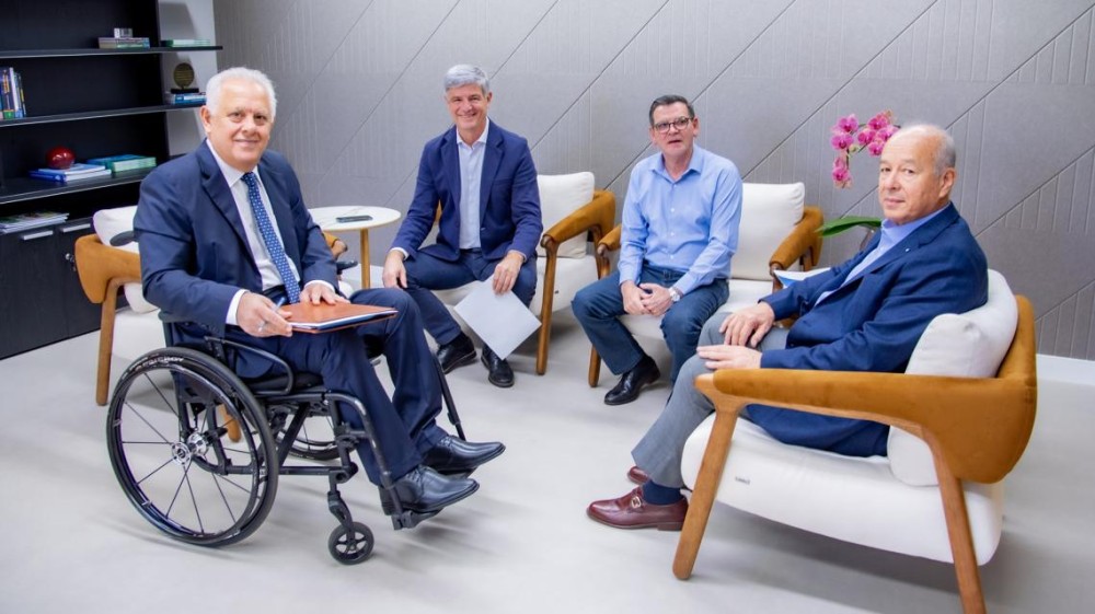 Presidente Flávio Kayatt recebe Sanesul no TCE-MS para avaliar plano 2024-2028