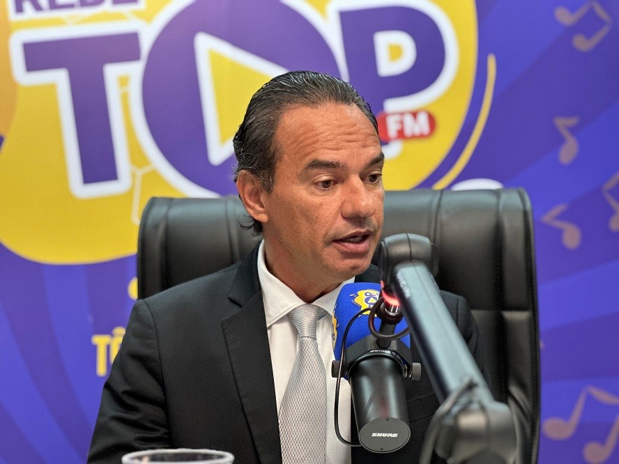 Marquinhos Trad analisa gestão de Adriane Lopes em entrevista na Rede Top FM 