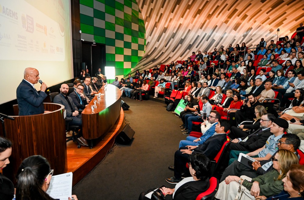 Carlos Assis destaca saneamento e apresenta Selo de Sustentabilidade da AGEMS
