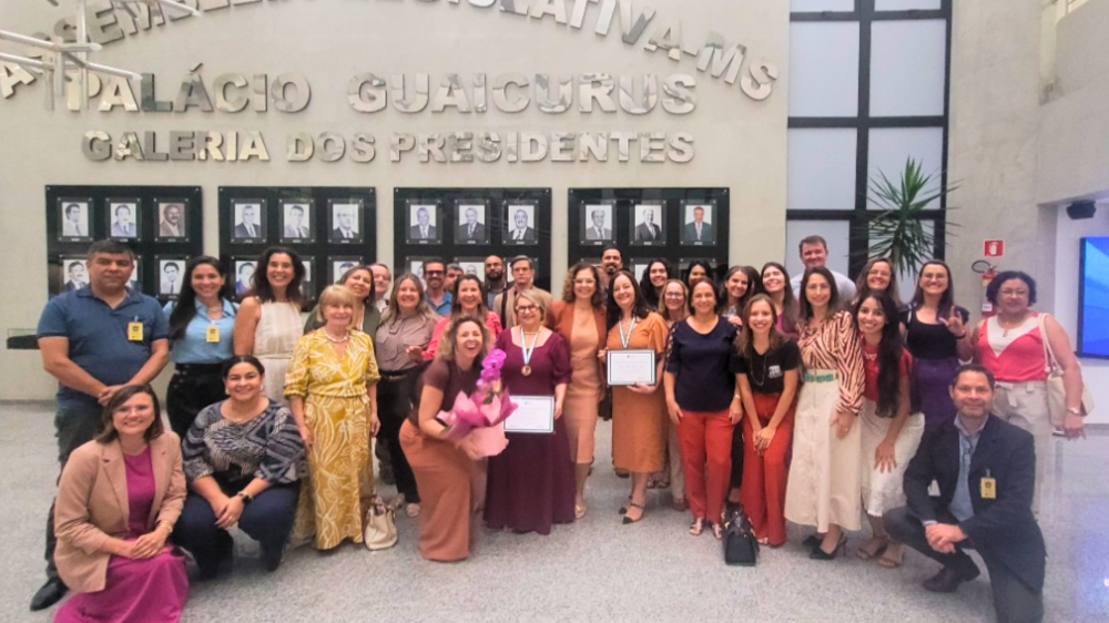 Dia Estadual da Educação Superior é marcado por homenagem da UEMS às servidoras
