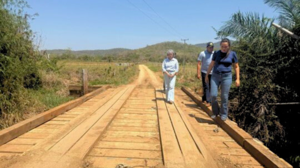 Prefeita Girleide Rovari vistoria obra concluída ao lado do vice Emerson Luna e da chefe de gabinete Jacqueline Vargas
