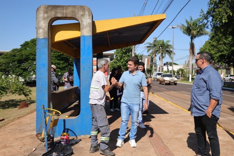 Prefeitura de Dourados inicia revitalização de pontos de ônibus e melhorias na sinalização próximo a escolas