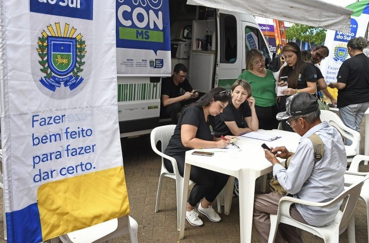 Consumidores recebem orientações do Procon de MS em Shopping de Campo Grande