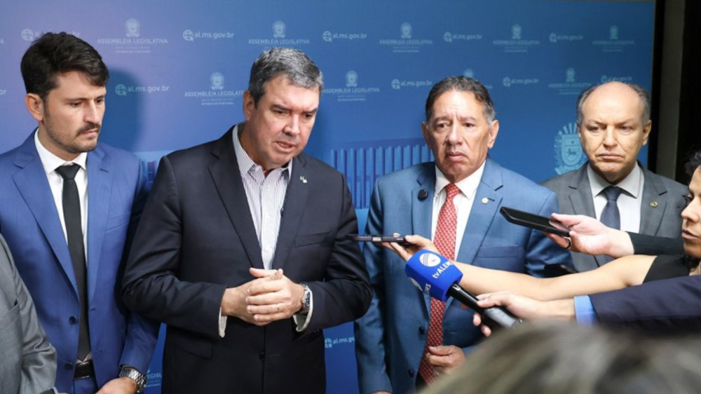 Governador Eduardo Riedel destaca parceria com ALEMS e equilíbrio fiscal em coletiva