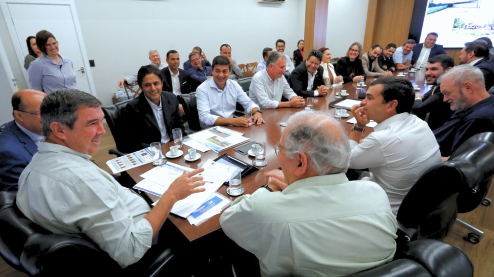 Eduardo Riedel reforça parceria com Bandeirantes para investimentos em pavimentação e escolas