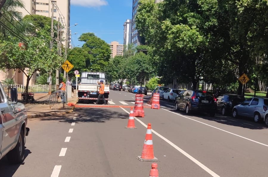 Os motoristas precisam redobrar a atenção com interdições parciais próximas à Praça Belmar Fidalgo