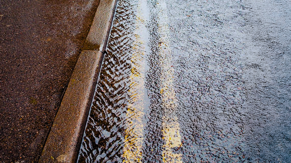 Sanesul alerta sobre riscos de ligar água da chuva no esgoto