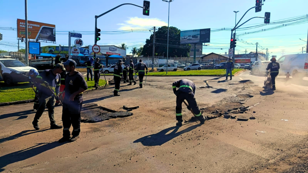 Trânsito na rotatória do Terminal Hércules Maymone sofre intervenção para obras