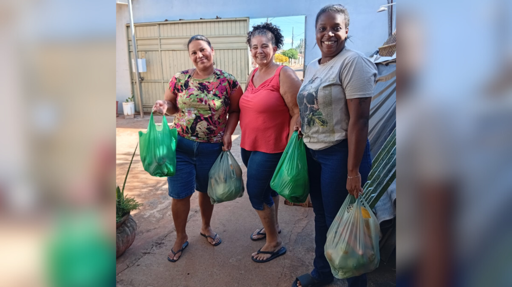 Parceria garante entrega de sacolão nutricional para famílias no bairro José Abrão
