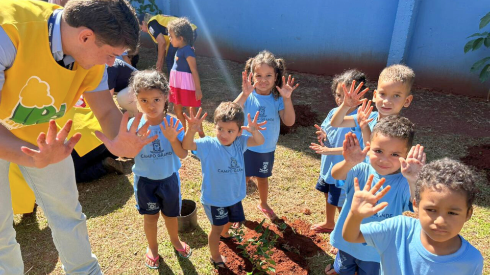 Plantio de mudas reforça sustentabilidade nas escolas municipais