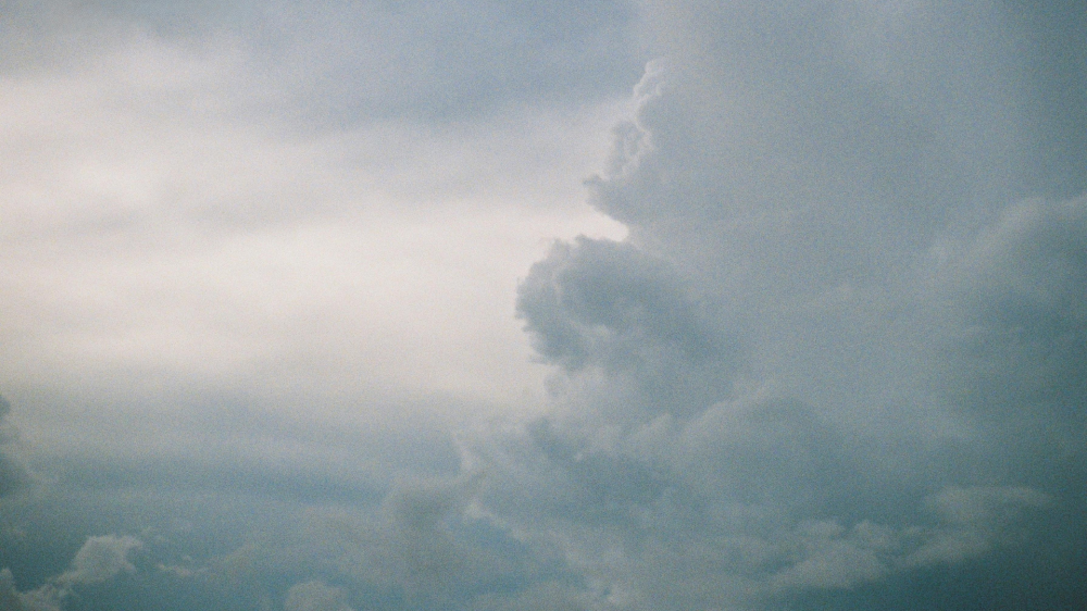 Sol entre nuvens marca quinta após mês mais chuvoso da Capital
