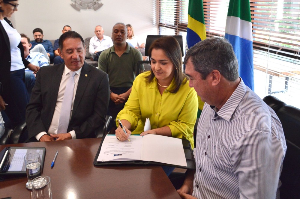 Adriane Lopes assina contrato para construção do primeiro condomínio sustentável do Brasil