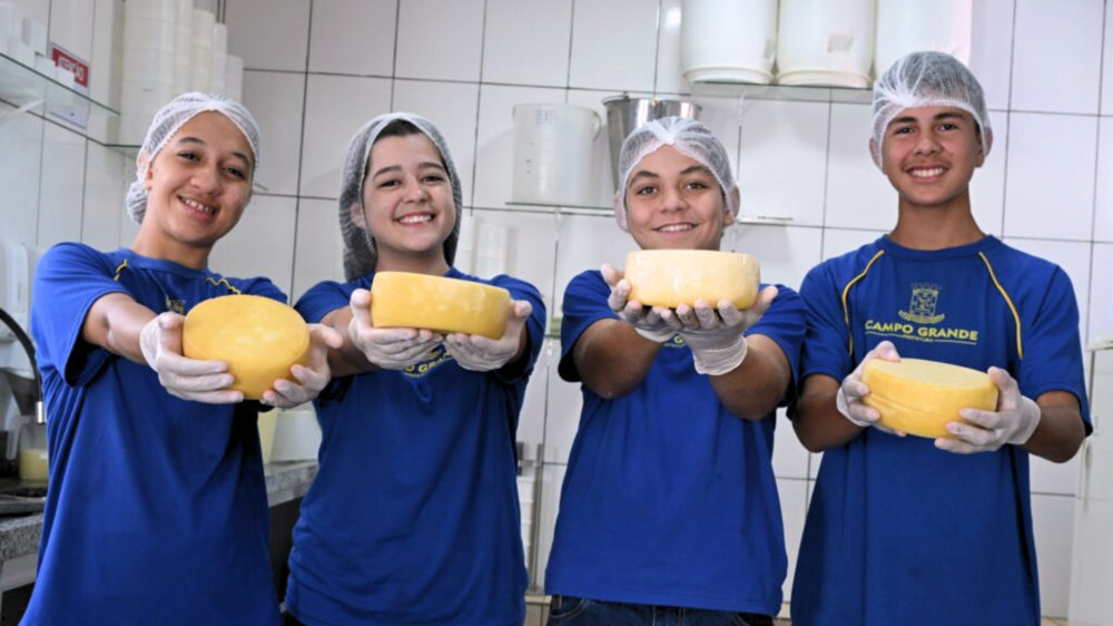 Alunos produzem mil queijos artesanais para a Festa do Queijo em Rochedinho