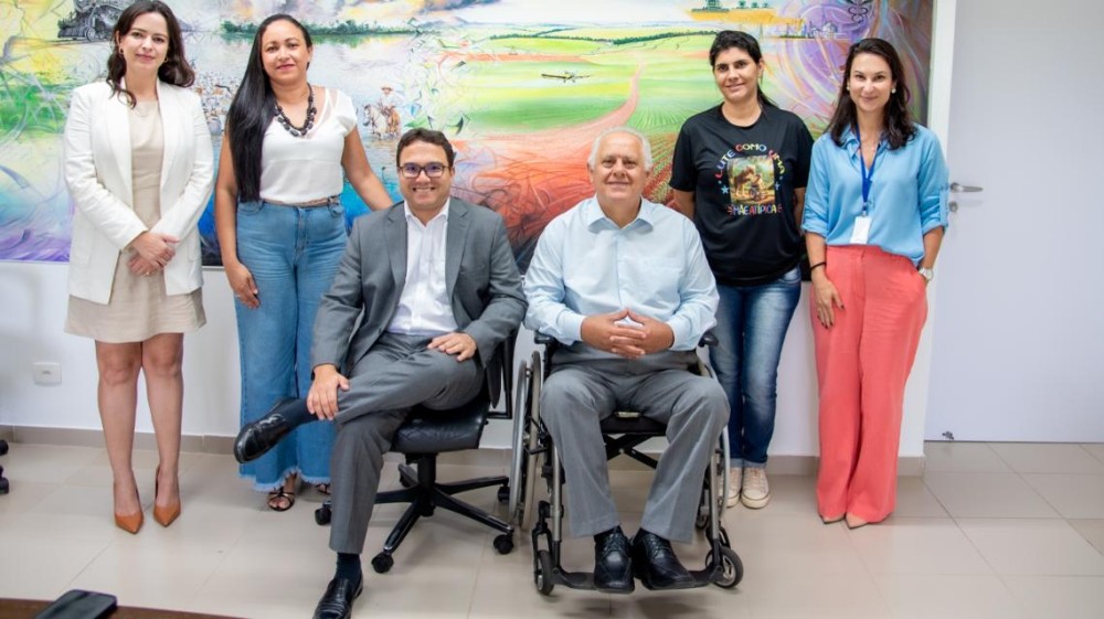 Flávio Kayatt recebe comissão que representa mães atípicas de Campo Grande
