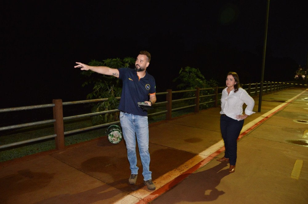 Prefeita Adriane Lopes e secretário visitam regiões afetadas pela forte chuva na capital