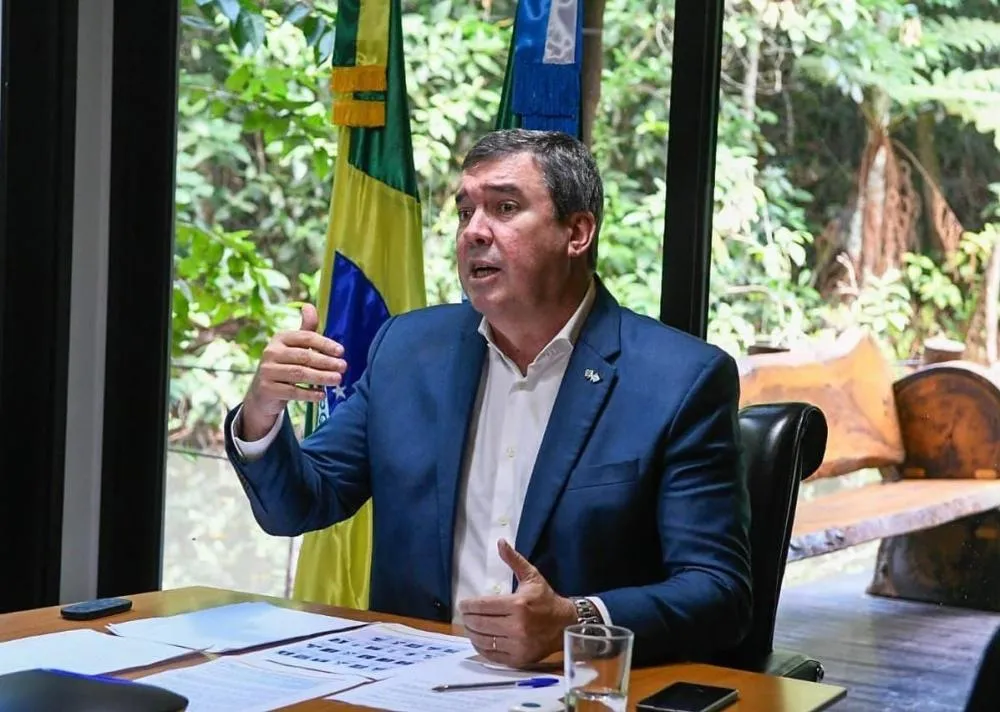Asfalto, escola renovada e novas obras marcam passagem de Riedel por Taquarussu