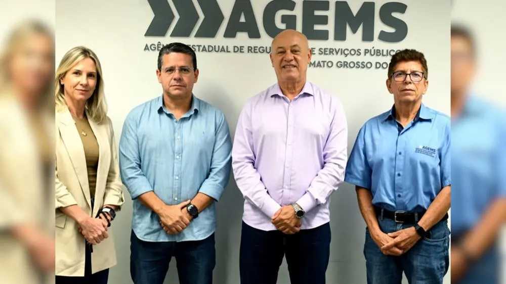 Acompanhado dos assessores Adriana e Paulo, Assis recebeu Vasconcelos na Agems.