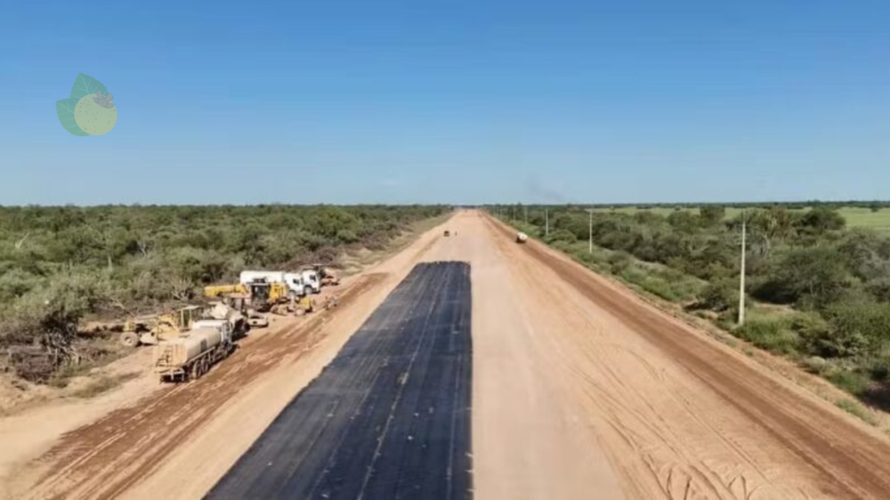 Trecho final da Rota Bioceânica no Paraguai recebe imprimante asfáltico e avança para conclusão