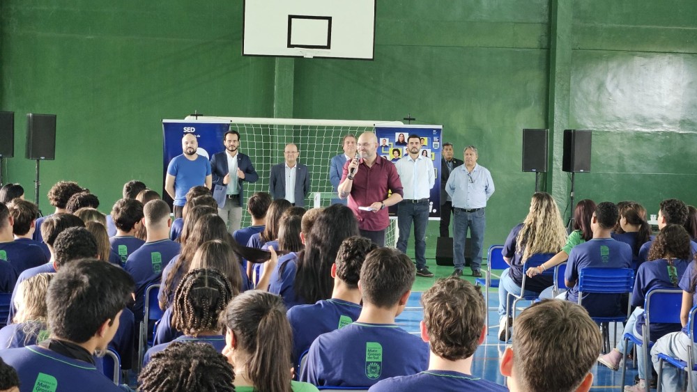 Governo Riedel entrega reforma da Escola Amando de Oliveira e reafirma investimento na educação de qualidade
