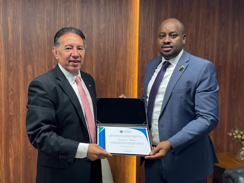 Gerson Claro concede diploma de visitante ilustre a embaixador de ruanda